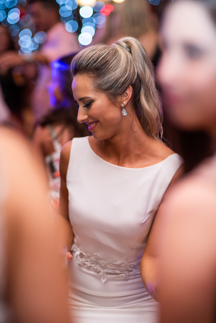 Melhor fotógrafo de Campo Largo e curitiba Michel Druziki. Noiva de cabelo preso dançando 