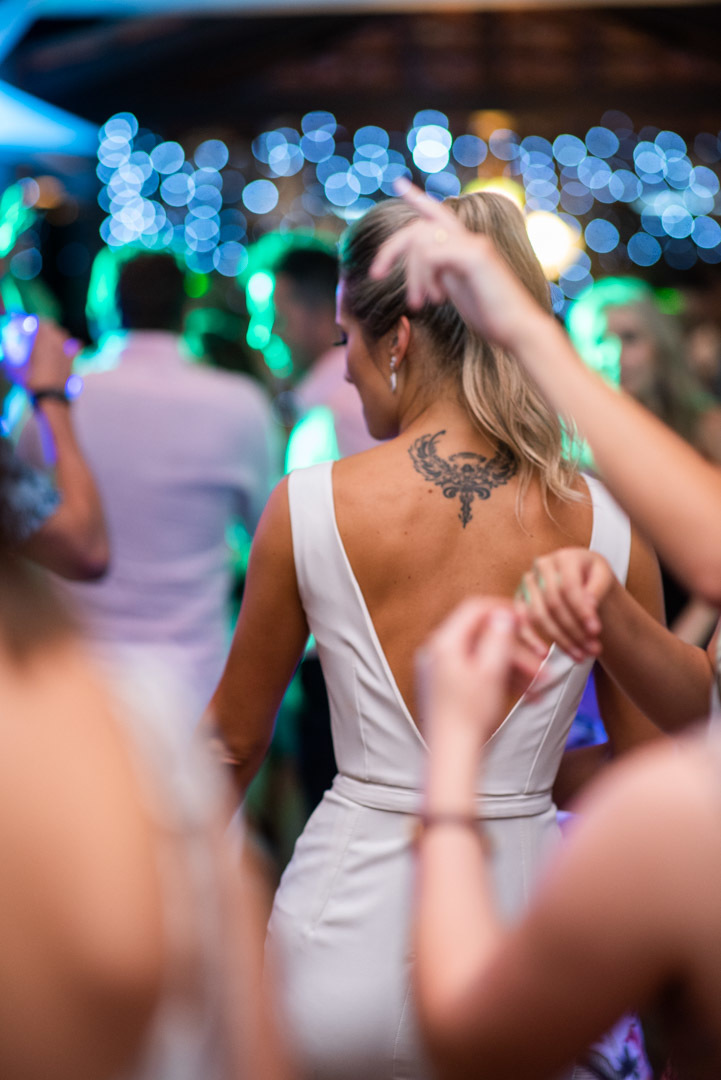 Melhor fotógrafo de Campo Largo e curitiba Michel Druziki. Noiva de cabelo preso e vestido com decote nas costas dançando