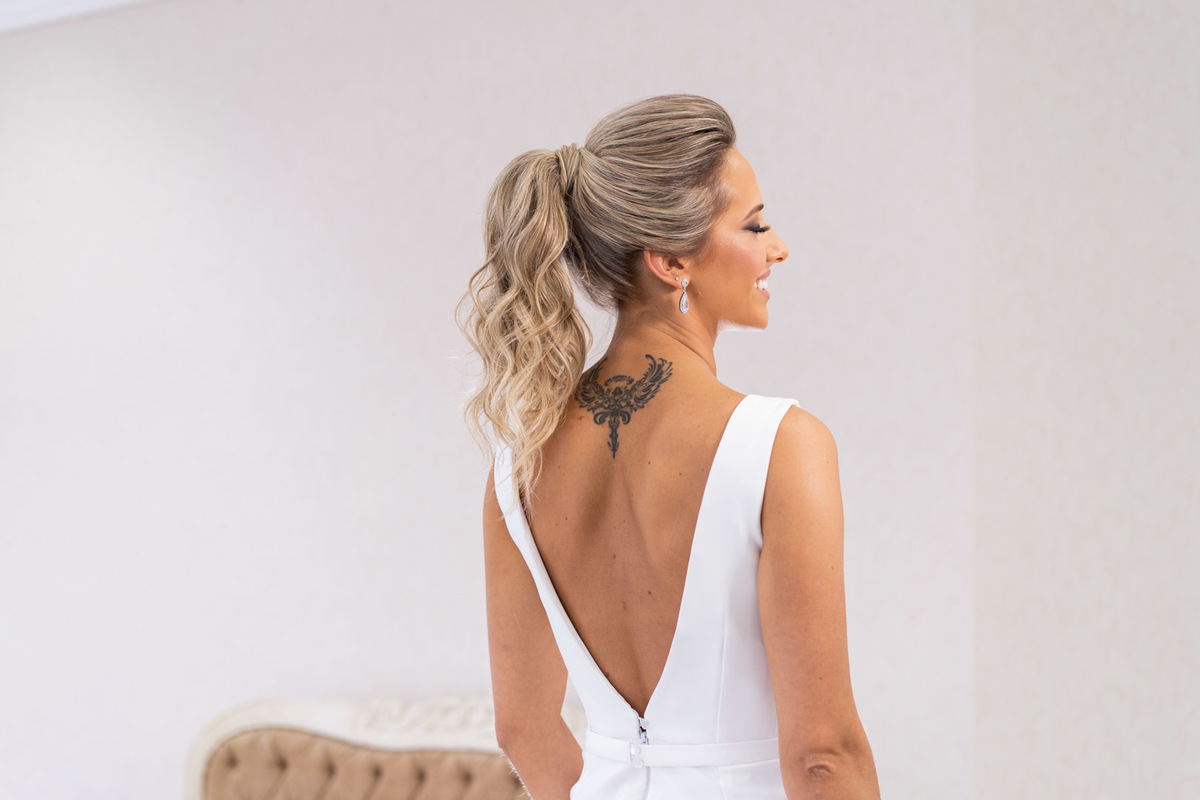 Melhor fotógrafo de Campo Largo e curitiba Michel Druziki. Making of da noiva Letícia. Noiva de cabelo preso vestido com decote nas costas