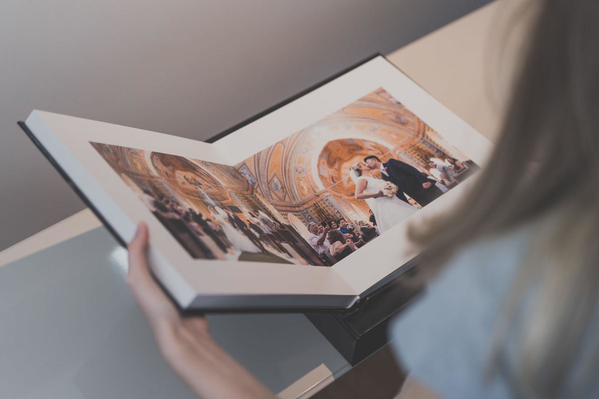 Caixa e álbum de casamento pelo melhor fotógrafo de casamentos de Curitiba e Campo Largo, Michel Druziki. Foto dos noivos na igreja
