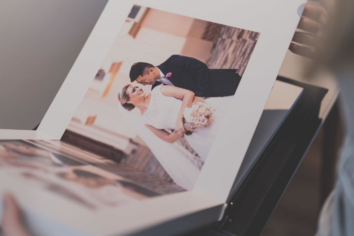 Caixa e álbum de casamento pelo melhor fotógrafo de casamentos de Curitiba e Campo Largo, Michel Druziki. Foto dos noivos depois do casamento