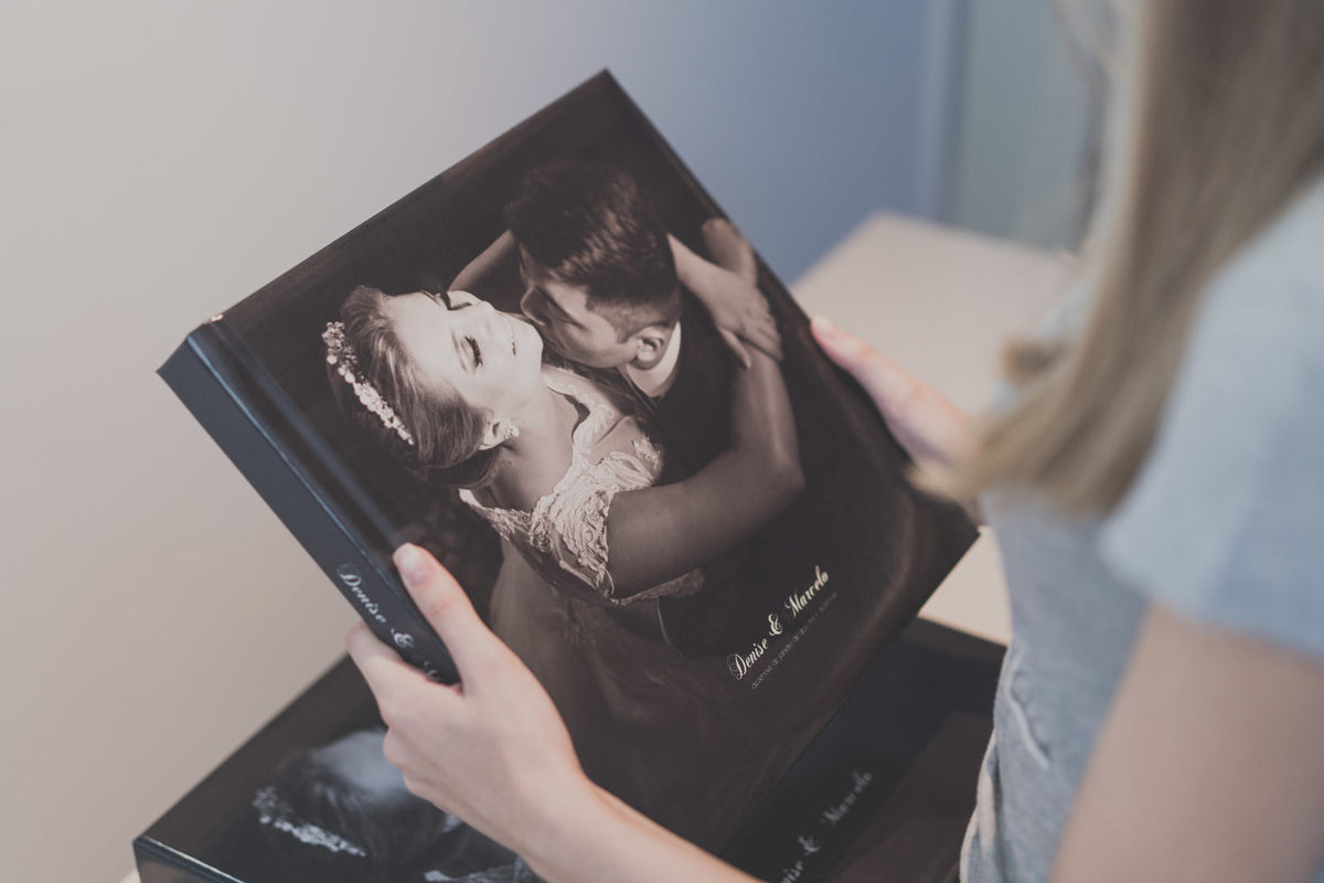 Caixa e álbum de casamento pelo melhor fotógrafo de casamentos de Curitiba e Campo Largo, Michel Druziki. Capa do álbum em preto e branco