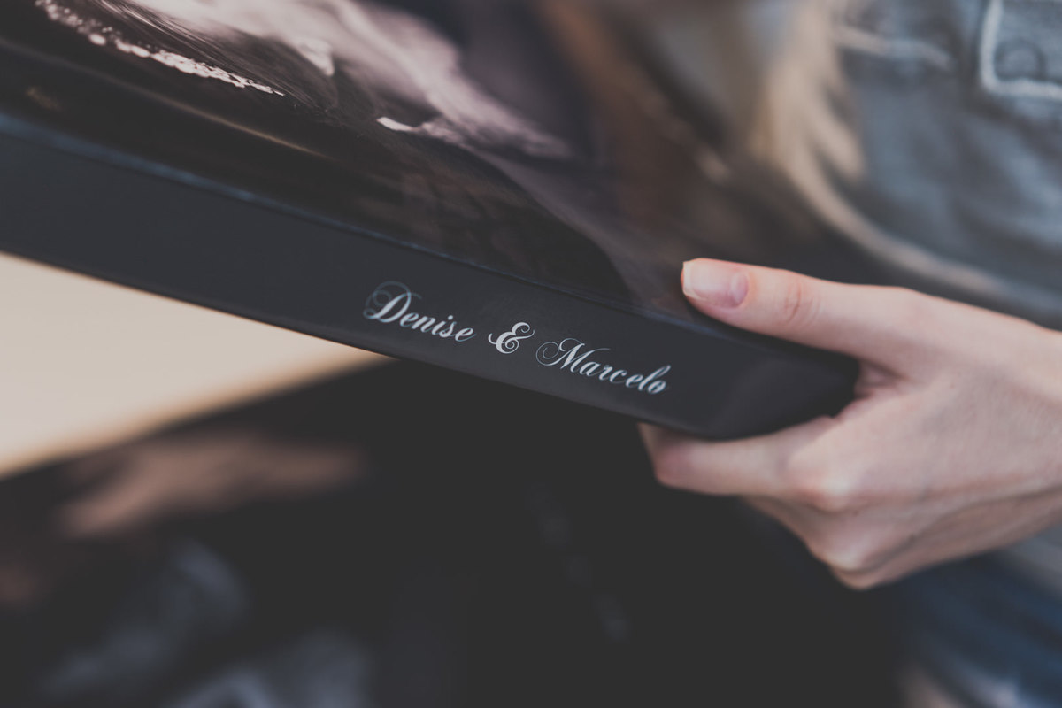 Caixa e álbum de casamento pelo melhor fotógrafo de casamentos de Curitiba e Campo Largo, Michel Druziki. Lado do álbum escrito o nome dos noivos