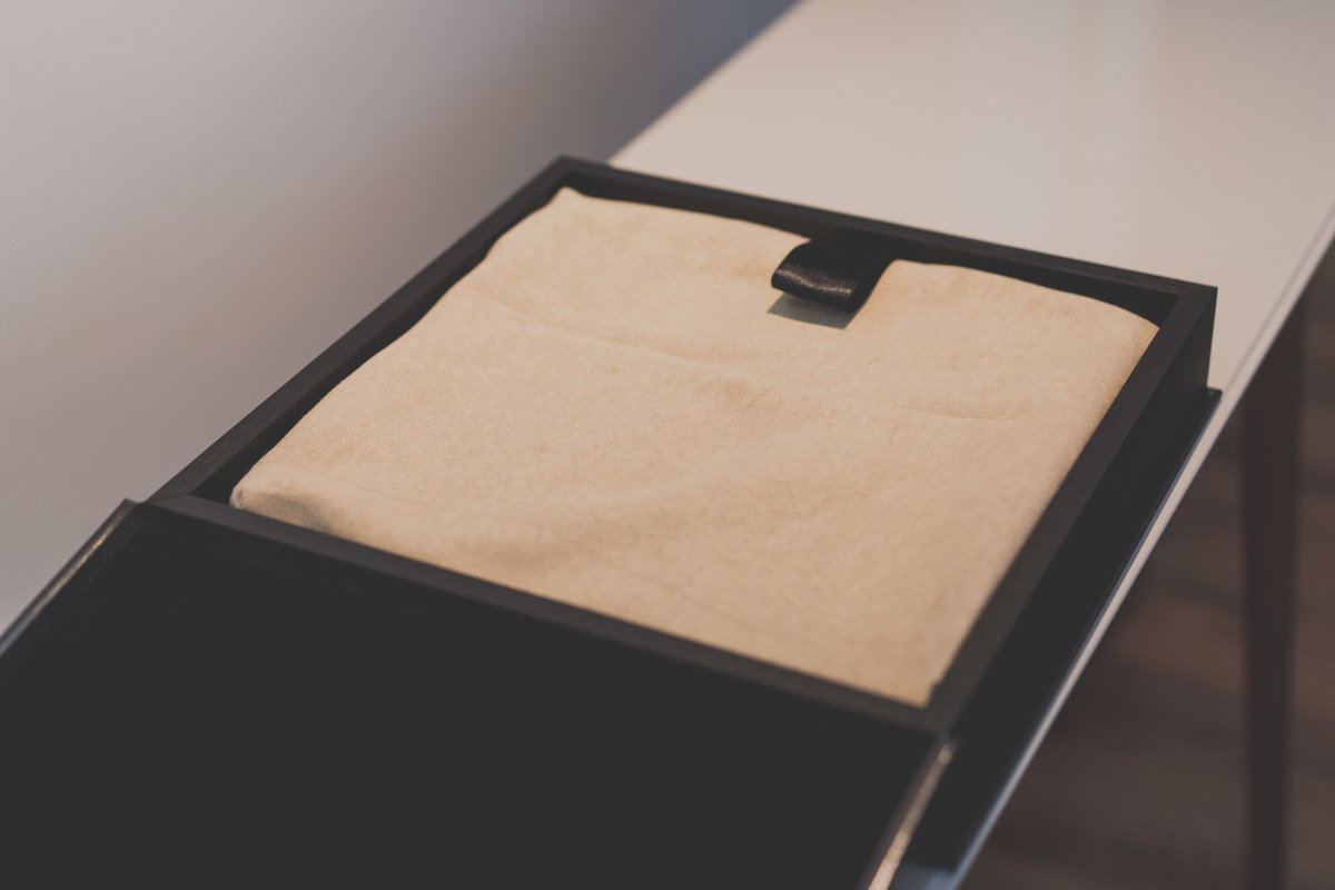 Caixa do álbum de casamento pelo melhor fotógrafo de casamentos de Curitiba e Campo Largo, Michel Druziki. Álbum embalado no tecido dentro da caixa