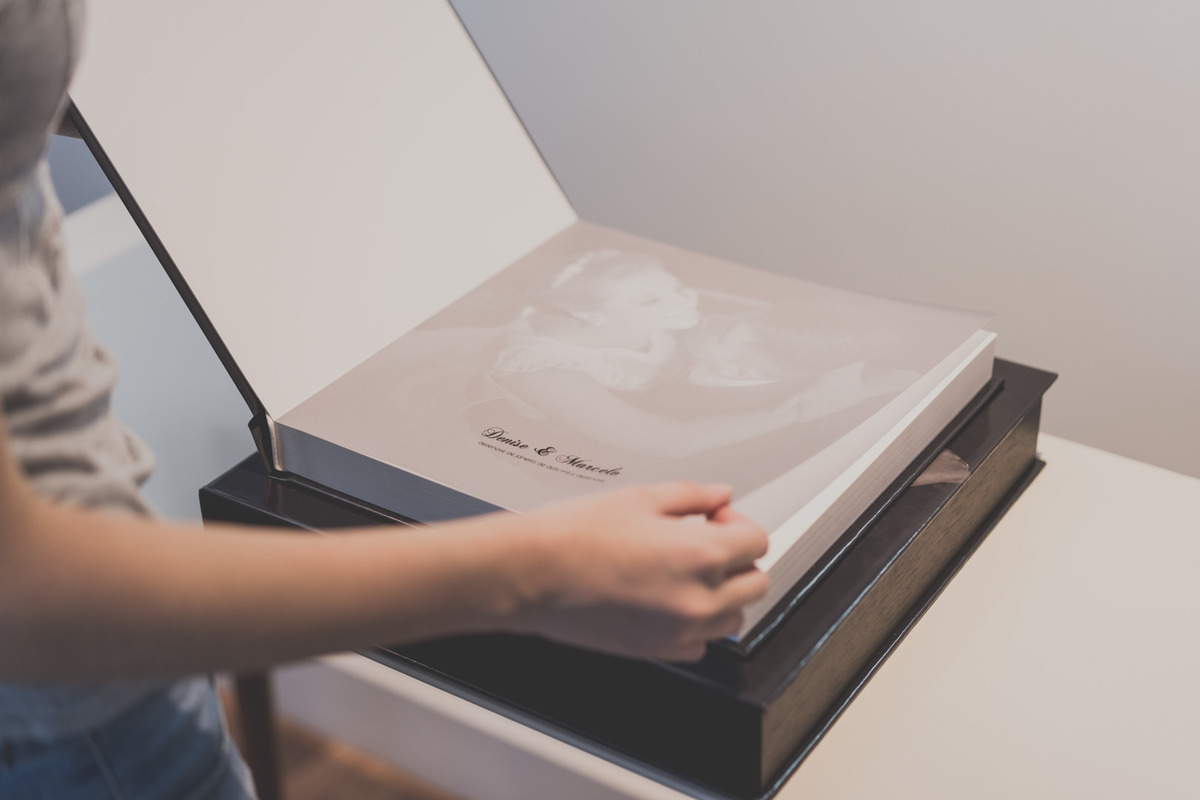 Caixa e álbum de casamento pelo melhor fotógrafo de casamentos de Curitiba e Campo Largo, Michel Druziki.  Primeira folha do álbum de papel vegetal