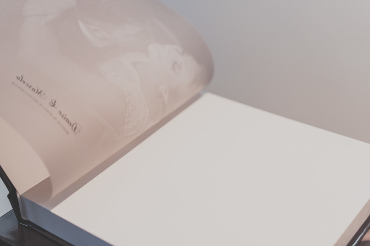 Caixa e álbum de casamento pelo melhor fotógrafo de casamentos de Curitiba e Campo Largo, Michel Druziki. Primeira folha do álbum de papel vegetal