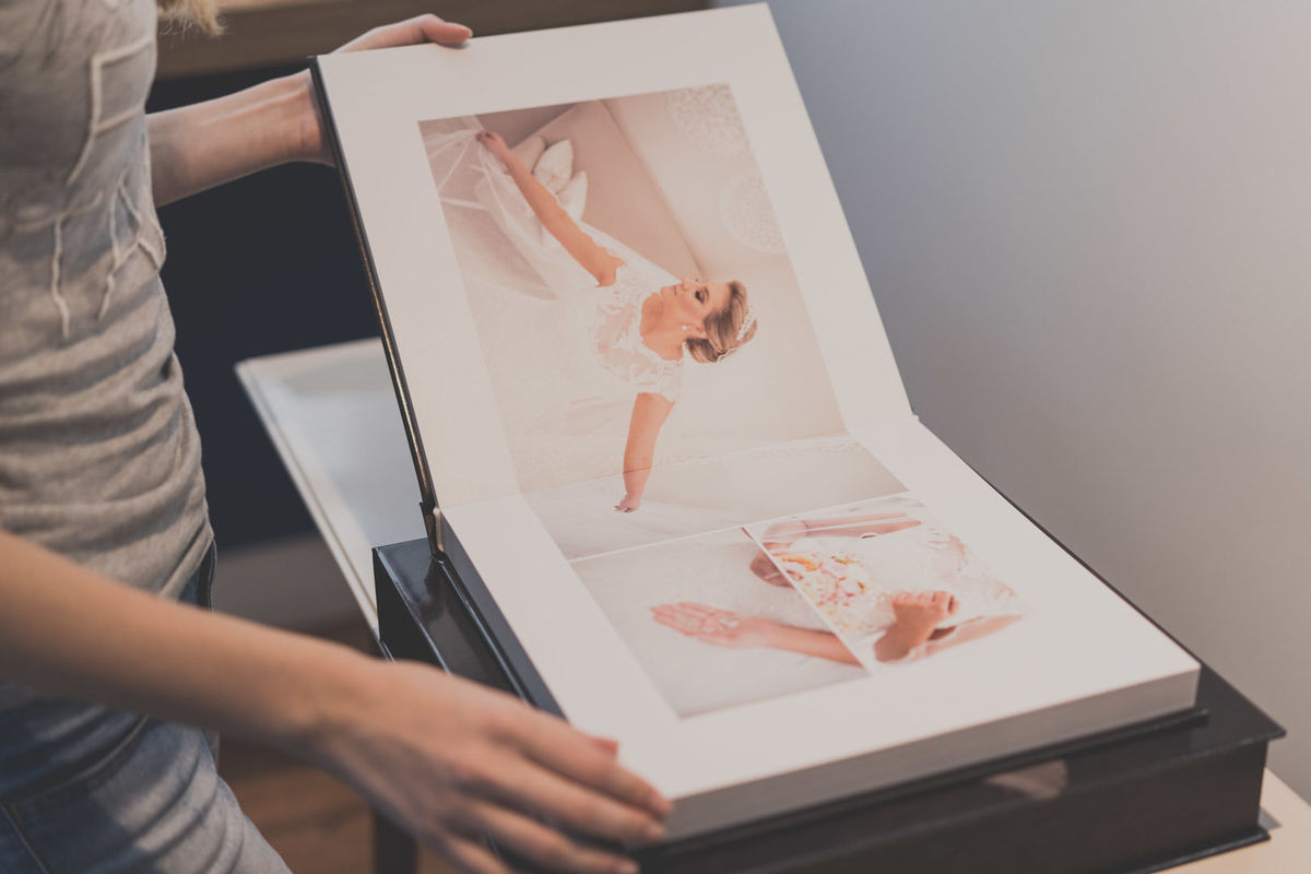 Caixa e álbum de casamento pelo melhor fotógrafo de casamentos de Curitiba e Campo Largo, Michel Druziki. Fotos do making of da noiva