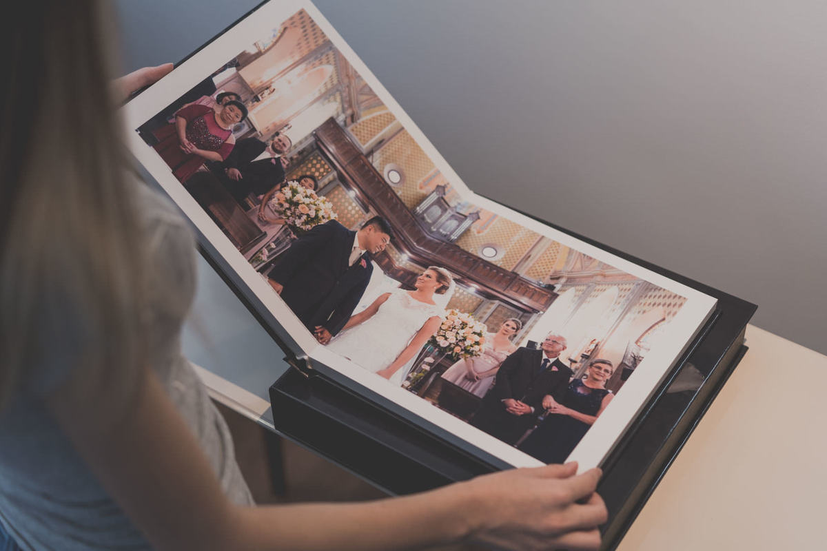 Caixa e álbum de casamento pelo melhor fotógrafo de casamentos de Curitiba e Campo Largo, Michel Druziki. Foto página inteira dos noivos na cerimônia