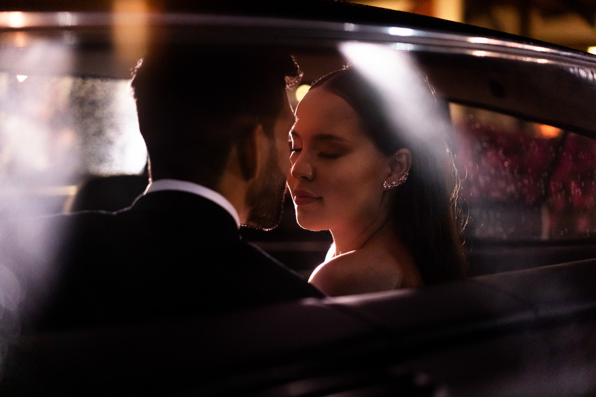 Curitiba Rebeca e Vinicius no Magiiore Barigui fotografado pelo fotógrafo de casamento Michel Druziki. Noivos dentro do carro no banco de trás depois da cerimônia