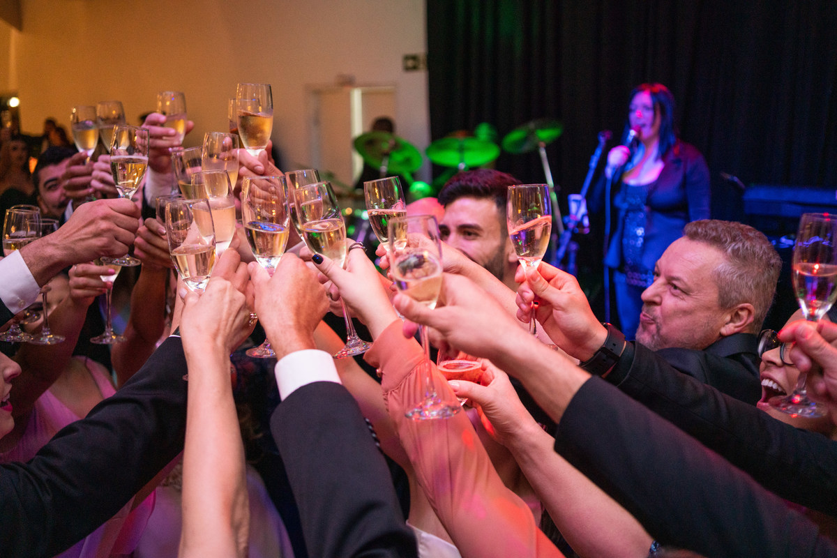 Curitiba Rebeca e Vinicius no Magiiore Barigui fotografado pelo fotógrafo de casamento Michel Druziki. Brinde dos noivos