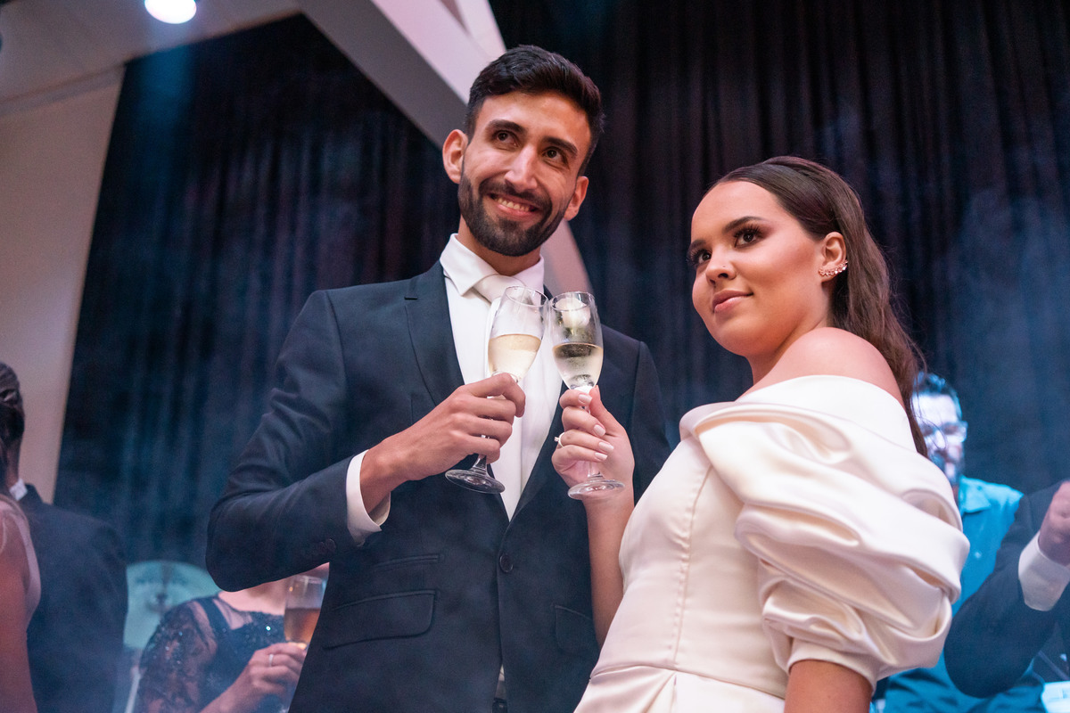 Curitiba Rebeca e Vinicius no Magiiore Barigui fotografado pelo fotógrafo de casamento Michel Druziki. Noivos brindando 