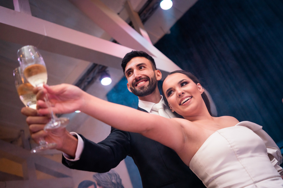Curitiba Rebeca e Vinicius no Magiiore Barigui fotografado pelo fotógrafo de casamento Michel Druziki. Noivos sorrindo e brindando 