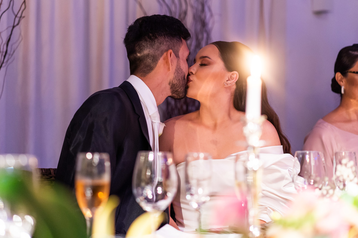 Curitiba Rebeca e Vinicius no Magiiore Barigui fotografado pelo fotógrafo de casamento Michel Druziki. Noivos se beijando durante o jantar