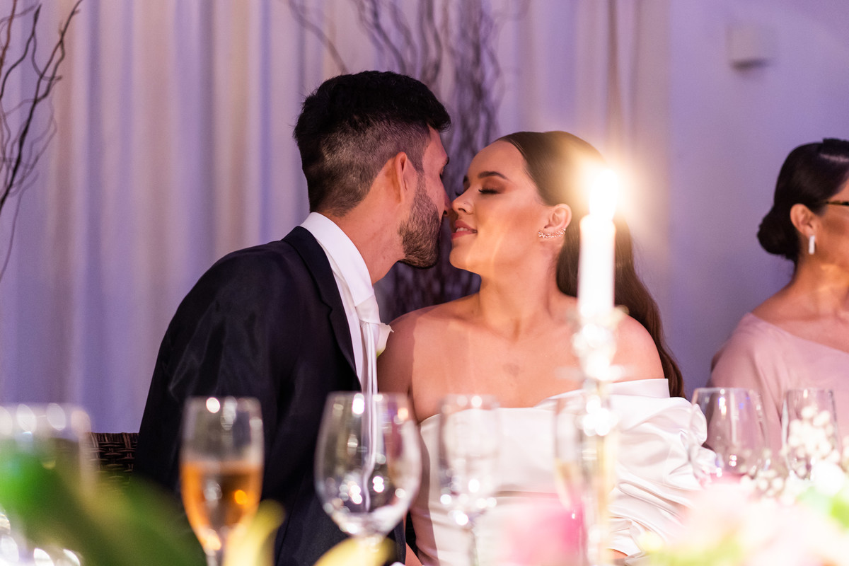 Curitiba Rebeca e Vinicius no Magiiore Barigui fotografado pelo fotógrafo de casamento Michel Druziki. Noivos sorrindo durante o jantar