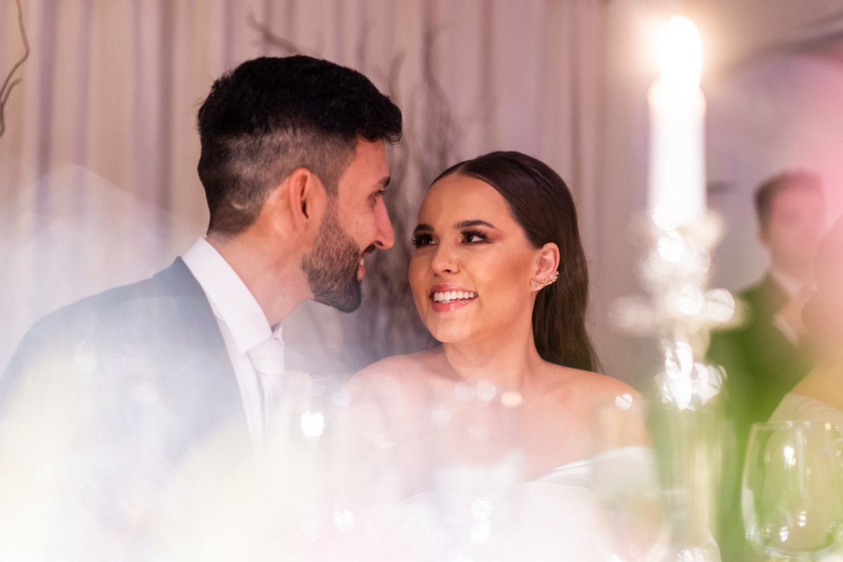 Curitiba Rebeca e Vinicius no Magiiore Barigui fotografado pelo fotógrafo de casamento Michel Druziki. Noiva olhando e sorrindo durante o jantar