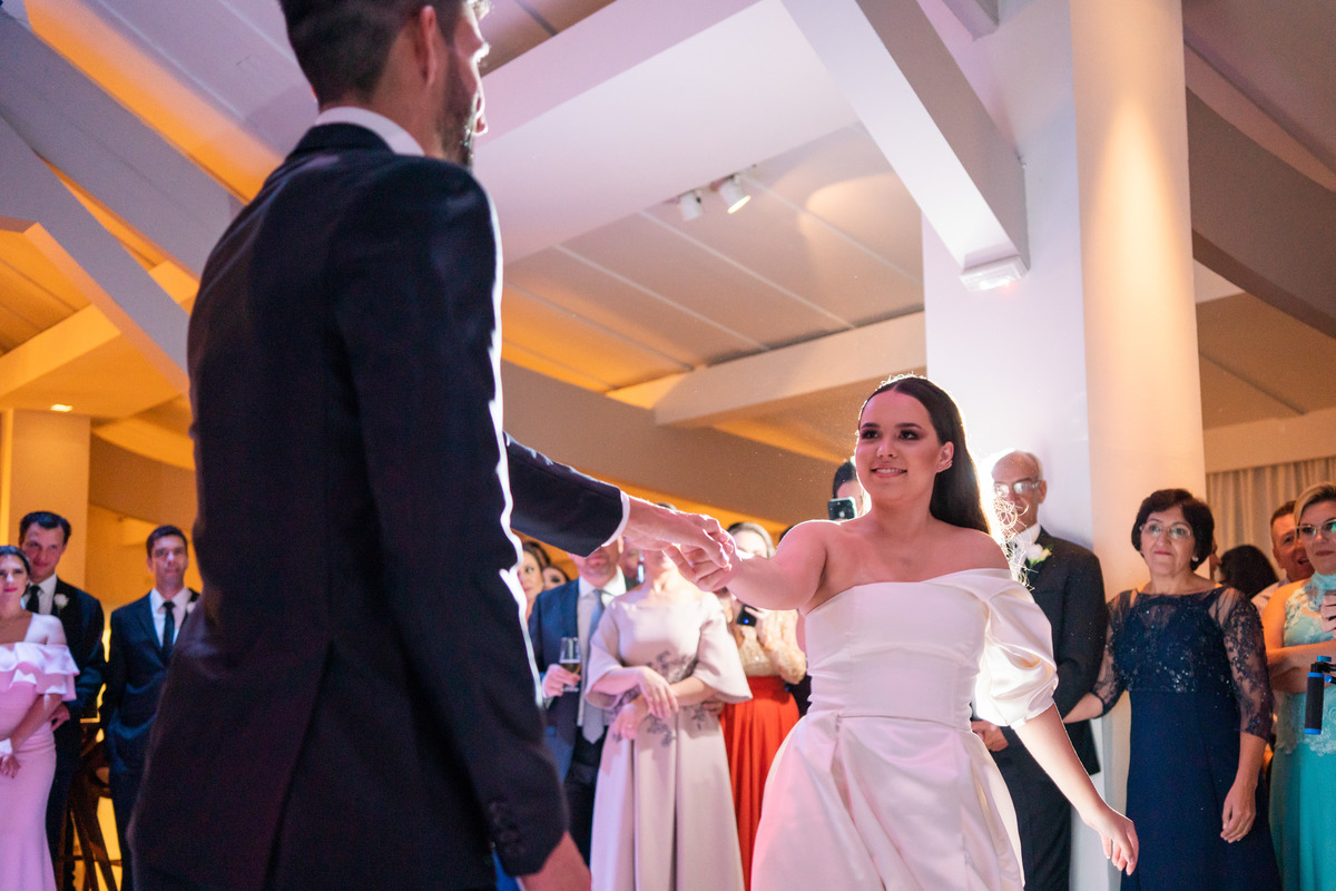 Curitiba Rebeca e Vinicius no Magiiore Barigui fotografado pelo fotógrafo de casamento Michel Druziki. Noivo segurando noiva pela mão na  dança