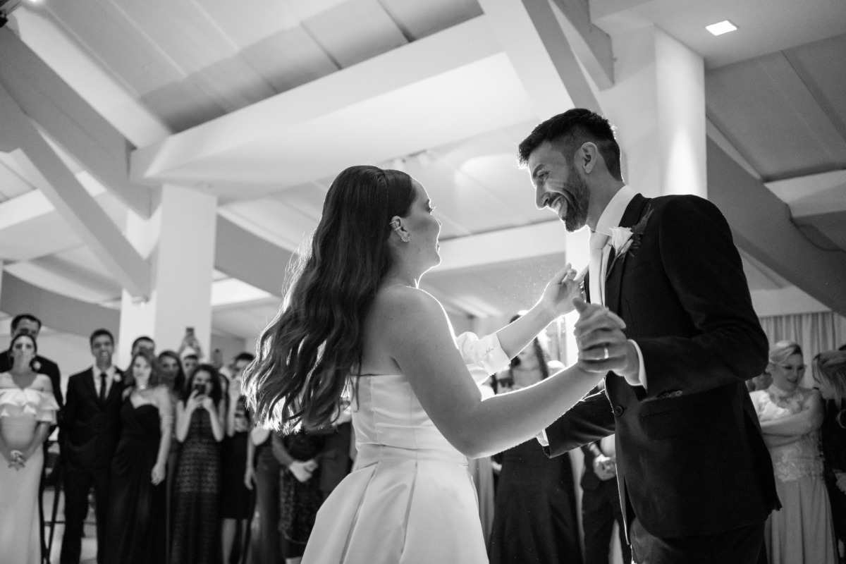 Curitiba Rebeca e Vinicius no Magiiore Barigui fotografado pelo fotógrafo de casamento Michel Druziki. Noivos dançando