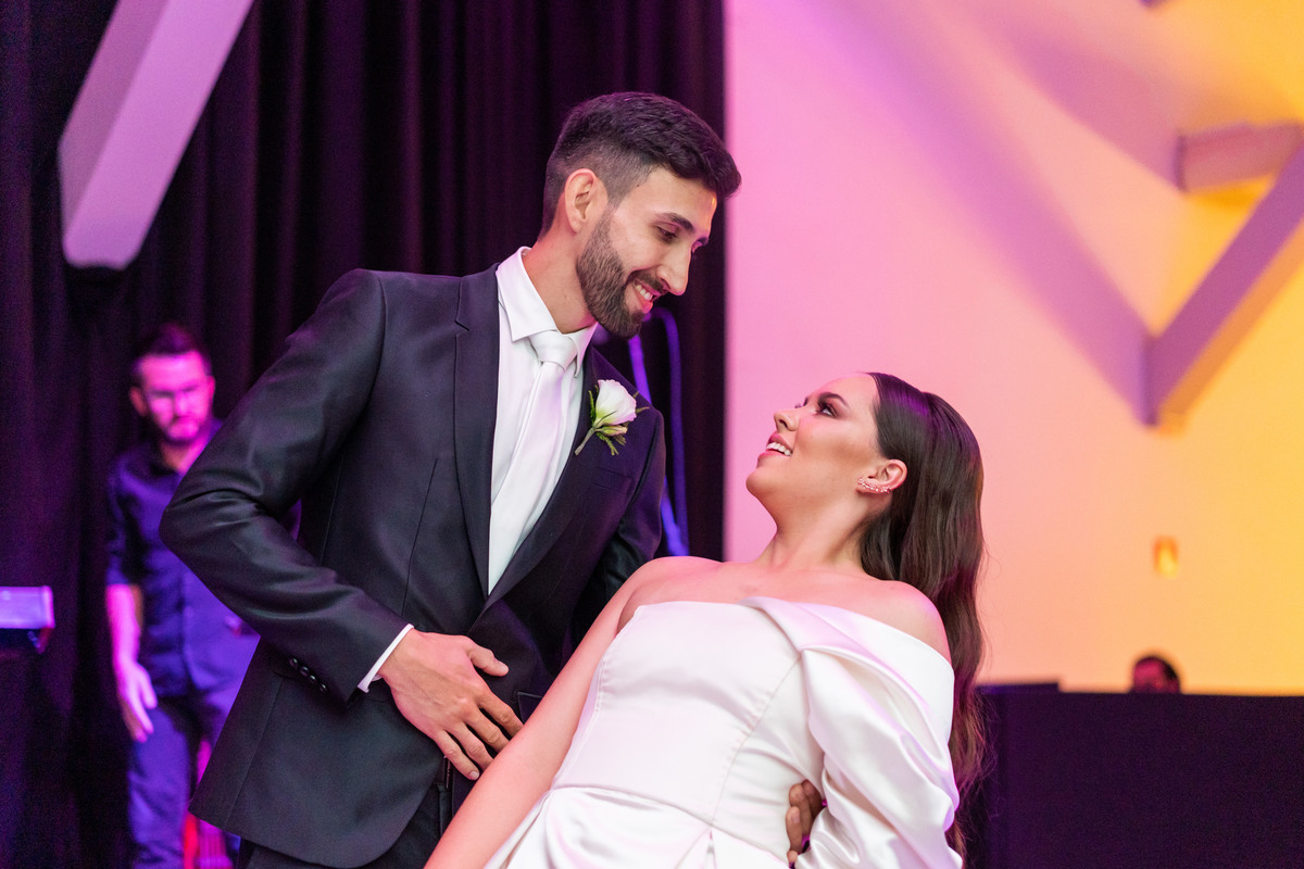 Curitiba Rebeca e Vinicius no Magiiore Barigui fotografado pelo fotógrafo de casamento Michel Druziki. Noivo deitando a noiva na hora da dança