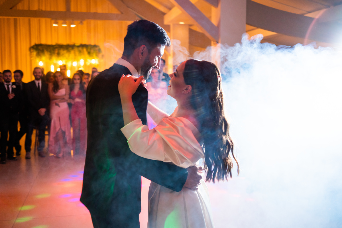 Curitiba Rebeca e Vinicius no Magiiore Barigui fotografado pelo fotógrafo de casamento Michel Druziki. Noivos dançando em meio a fumaça da pista