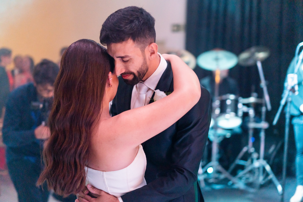Curitiba Rebeca e Vinicius no Magiiore Barigui fotografado pelo fotógrafo de casamento Michel Druziki. Noivos dançando abraçados