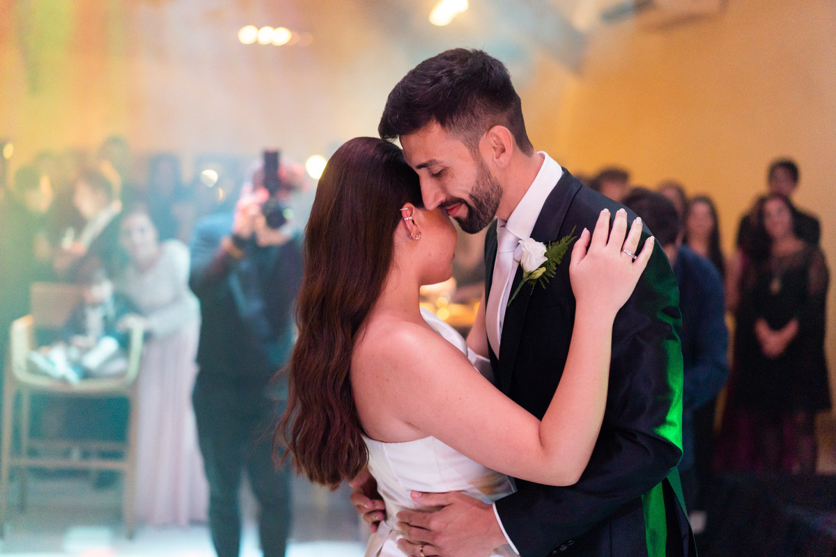 Curitiba Rebeca e Vinicius no Magiiore Barigui fotografado pelo fotógrafo de casamento Michel Druziki. Noivos dançando abraçados