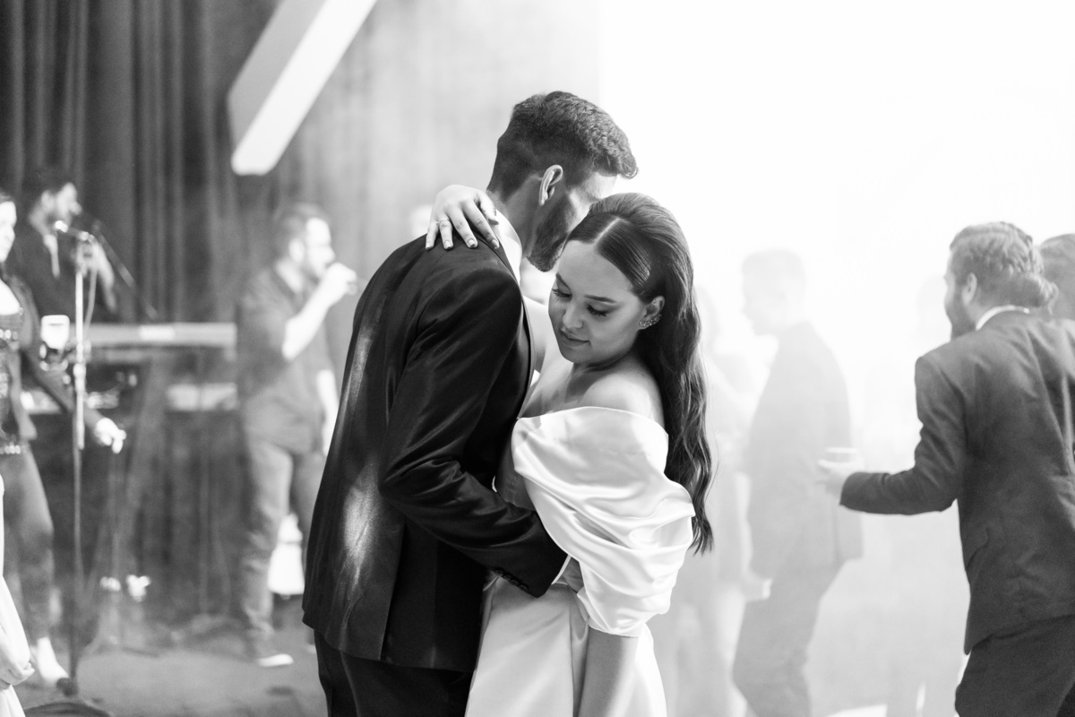 Curitiba Rebeca e Vinicius no Magiiore Barigui fotografado pelo fotógrafo de casamento Michel Druziki. Noivos dançando abraçados 