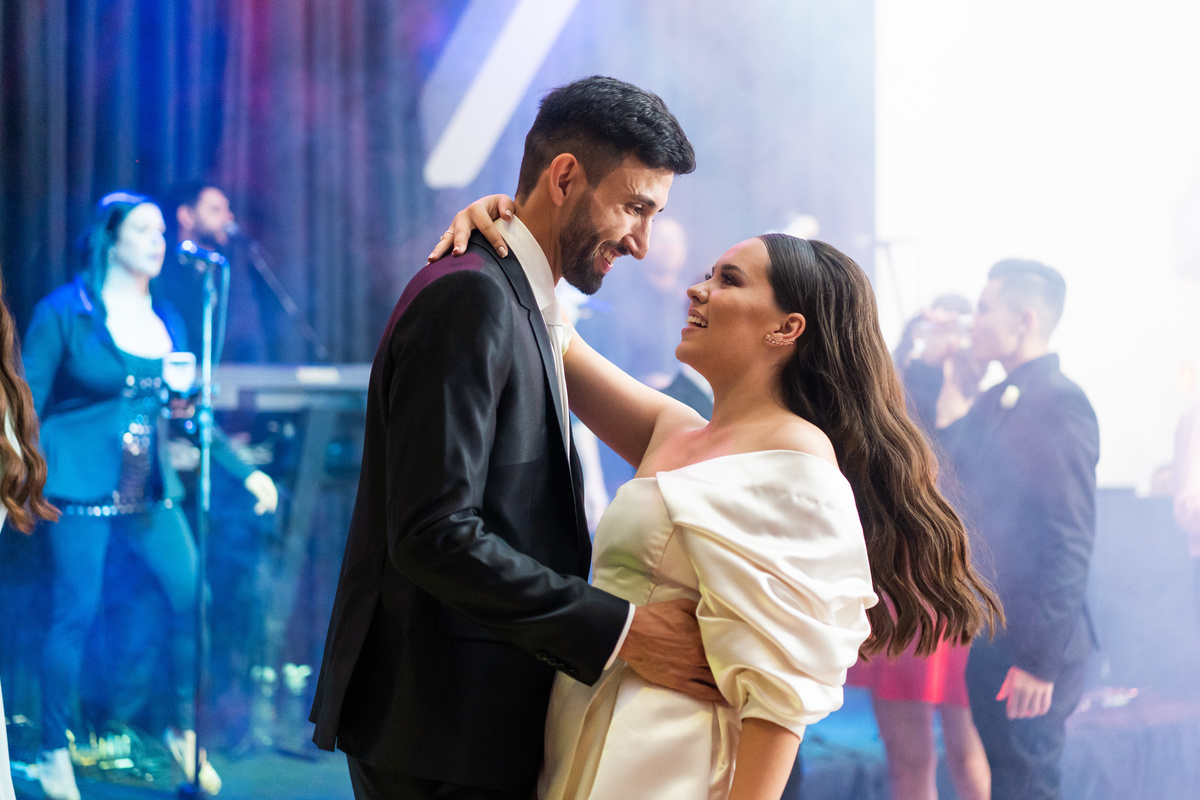 Curitiba Rebeca e Vinicius no Magiiore Barigui fotografado pelo fotógrafo de casamento Michel Druziki. Noiva jogando o cabelo durante a dança