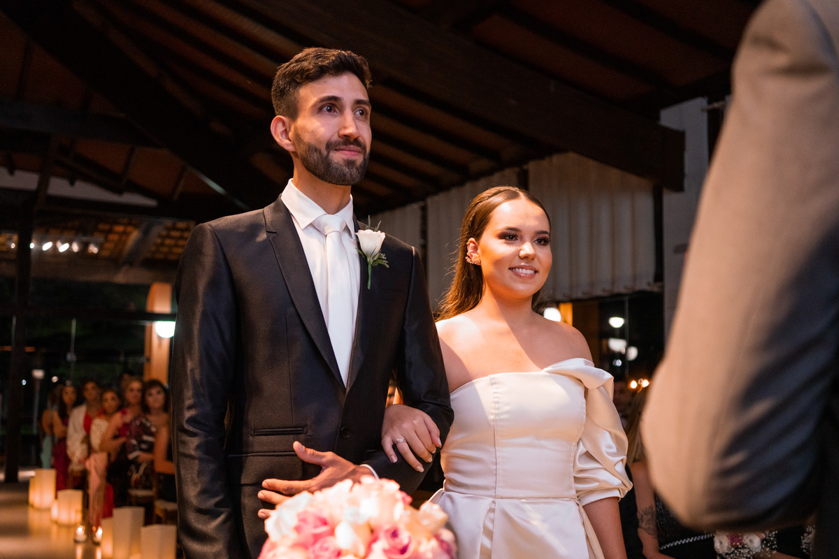 Curitiba Rebeca e Vinicius no Magiiore Barigui fotografado pelo fotógrafo de casamento Michel Druziki. Noivos sorrindo no altar durante a cerimônia