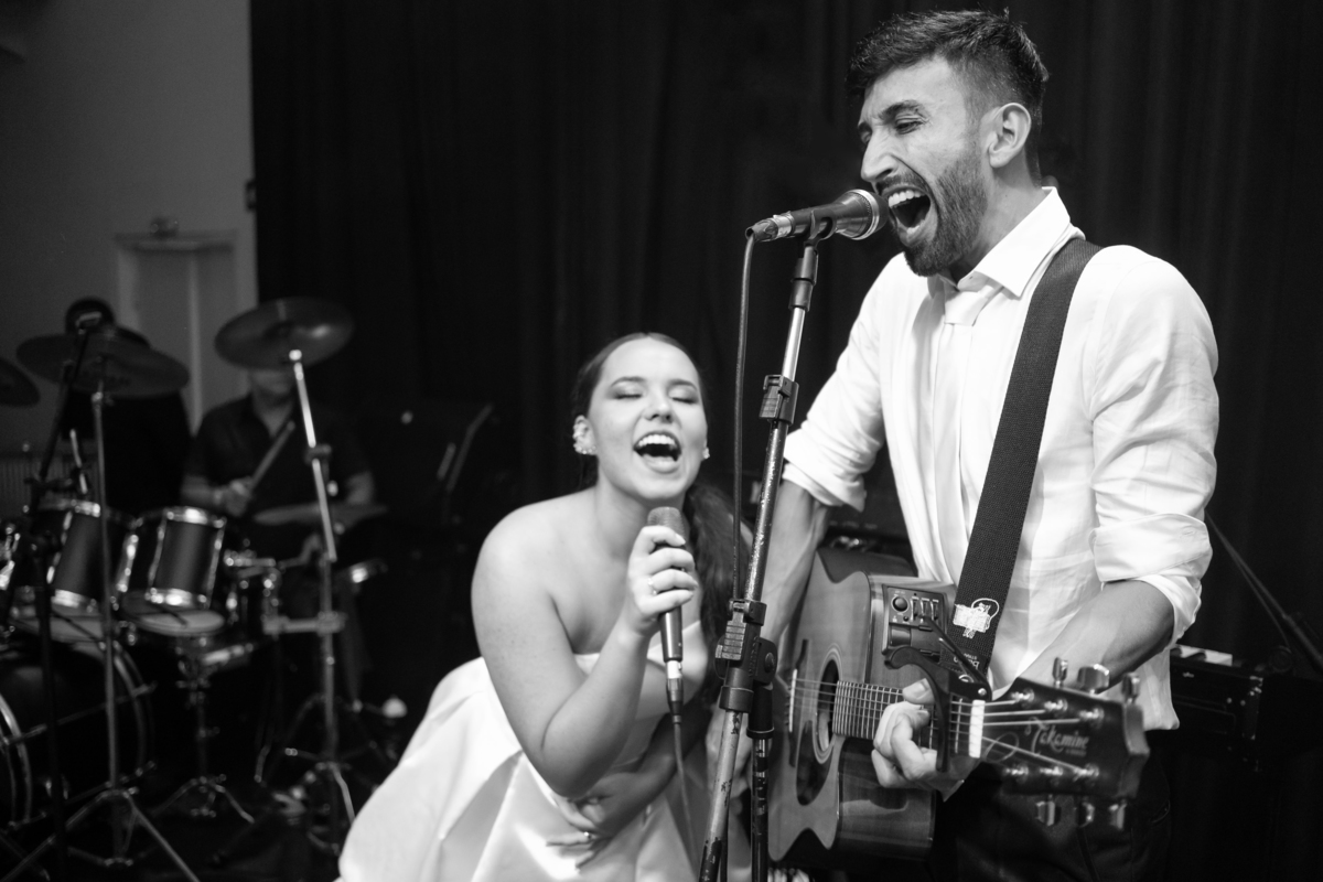 Curitiba Rebeca e Vinicius no Magiiore Barigui fotografado pelo fotógrafo de casamento Michel Druziki. Noivos cantando no casamento. Noivos dando show no casamento