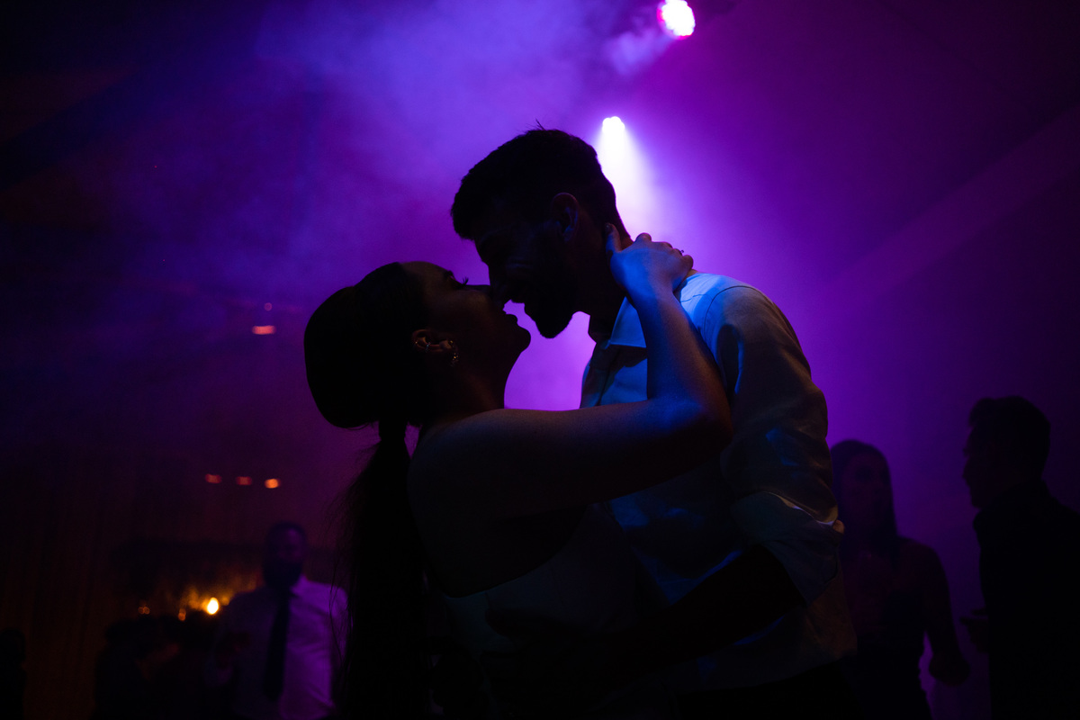 Curitiba Rebeca e Vinicius no Magiiore Barigui fotografado pelo fotógrafo de casamento Michel Druziki. Silhueta dos noivos abraçados em um fundo roxo