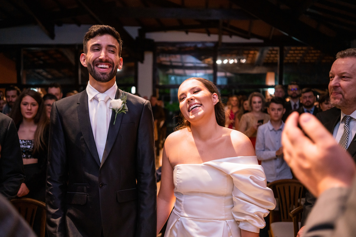 Curitiba Rebeca e Vinicius no Magiiore Barigui fotografado pelo fotógrafo de casamento Michel Druziki. Noivos dando risada no altar durante a cerimônia