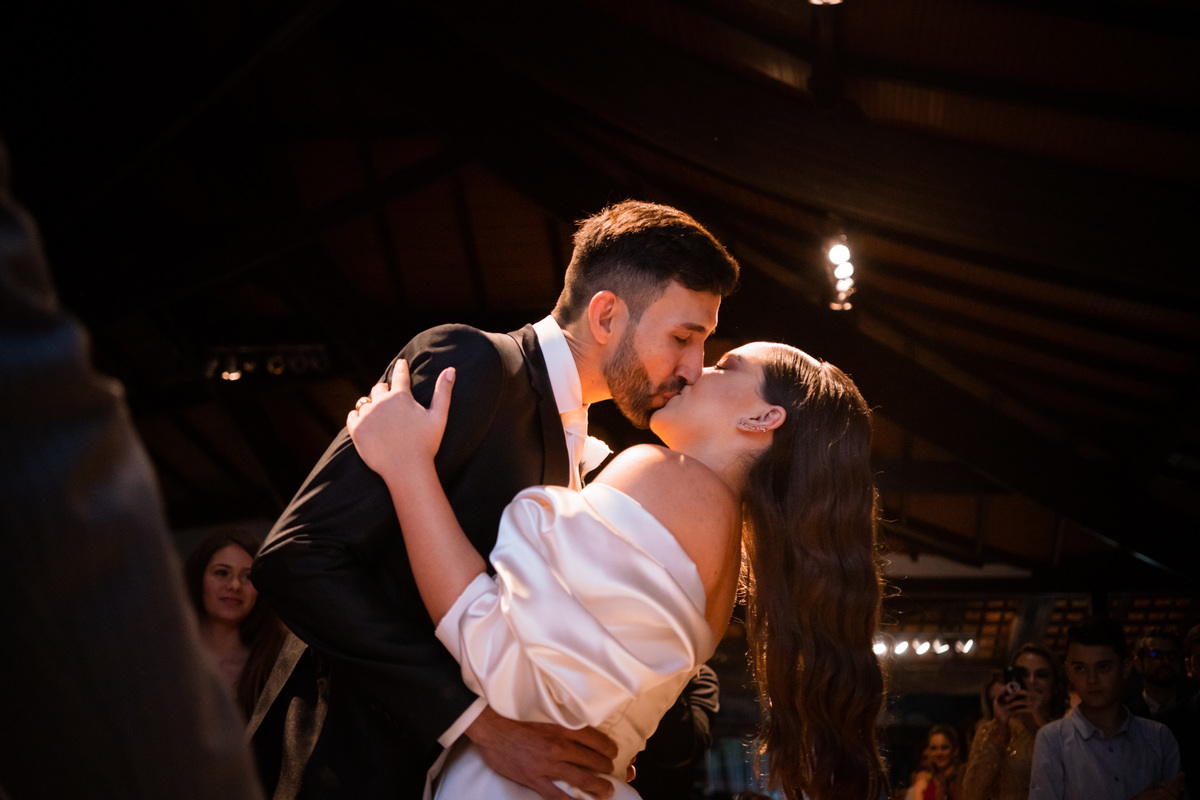 Curitiba Rebeca e Vinicius no Magiiore Barigui fotografado pelo fotógrafo de casamento Michel Druziki. Noivos se beijando no altar durante a cerimônia