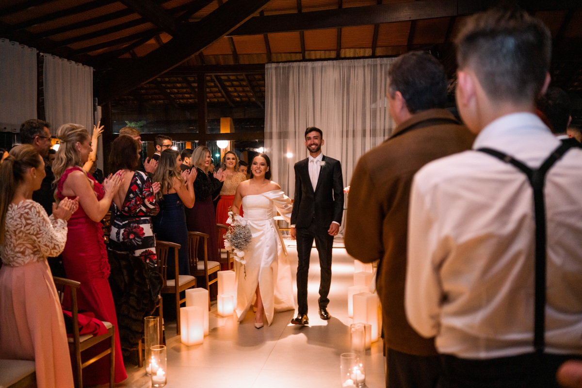 Curitiba Rebeca e Vinicius no Magiiore Barigui fotografado pelo fotógrafo de casamento Michel Druziki. Noivos saindo no final da cerimônia