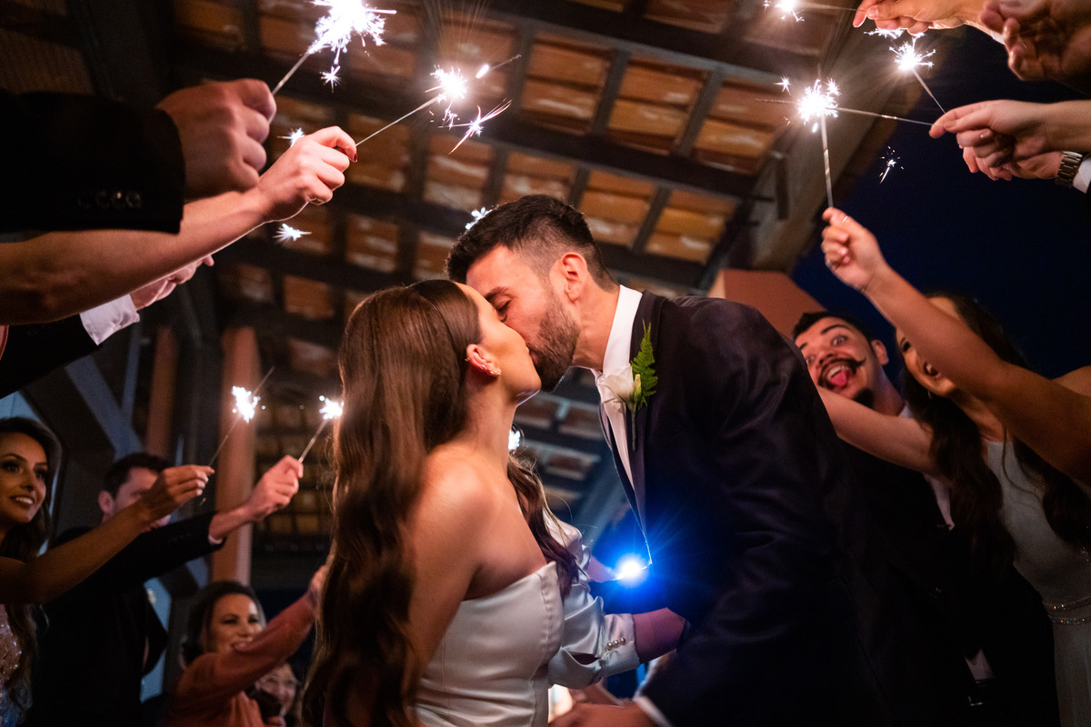 Curitiba Rebeca e Vinicius no Magiiore Barigui fotografado pelo fotógrafo de casamento Michel Druziki. Noivos se beijando após a cerimônia 