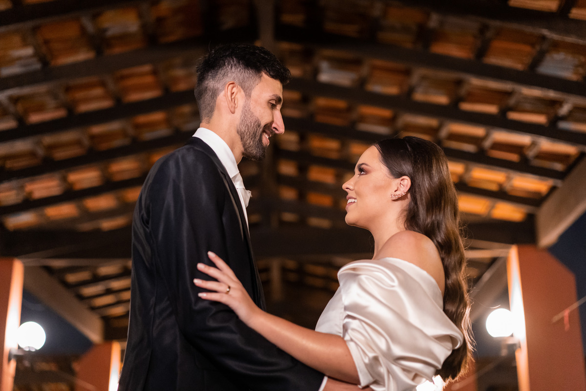 Curitiba Rebeca e Vinicius no Magiiore Barigui fotografado pelo fotógrafo de casamento Michel Druziki. Noivos sorrindo e se olhando após a cerimônia