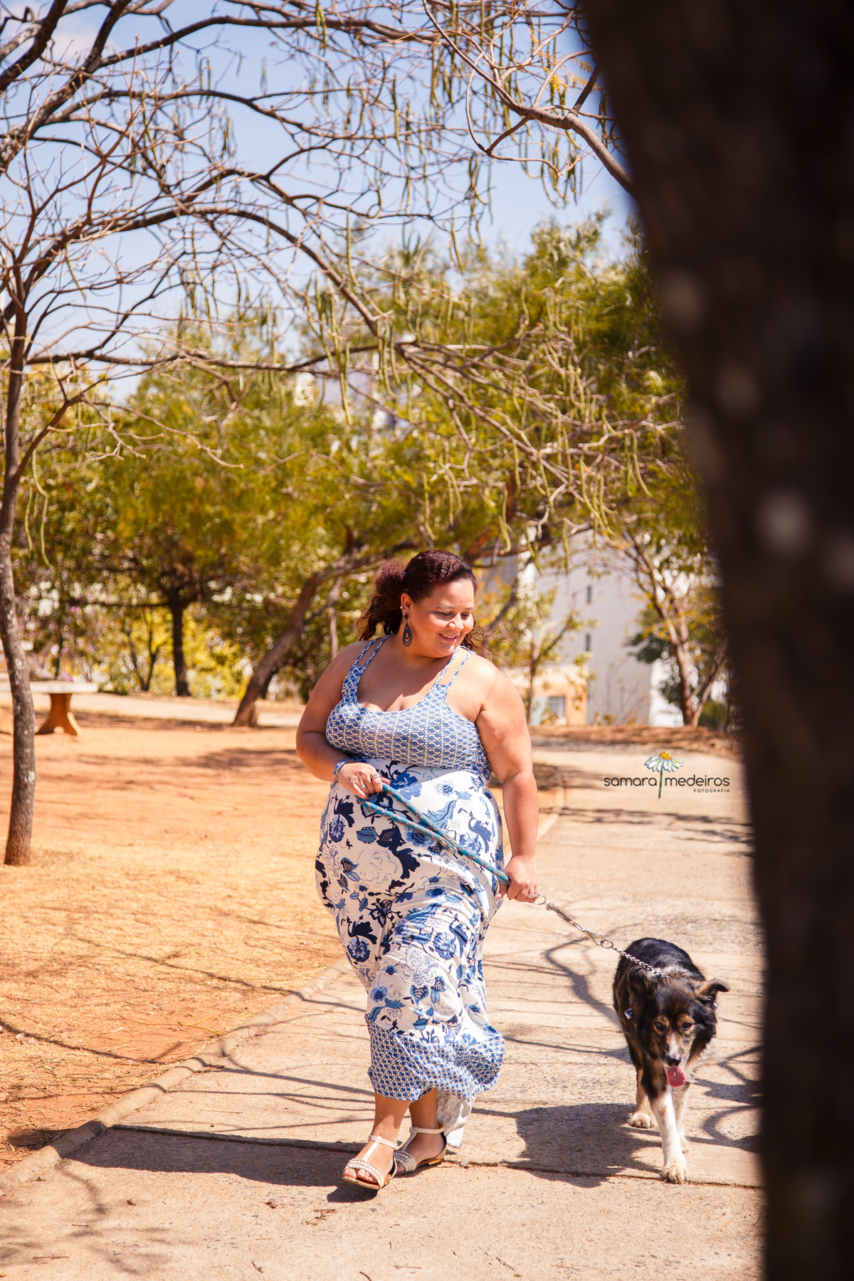 Mulher caminhando com seu cachorro da raça border collie em parque de Belo Horizonte durante sessão fotográfica pet.