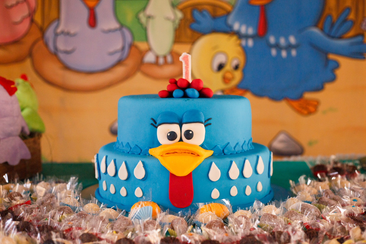 Detalhe do bolo em aniversário infantil no tema galinha pintadinha em Belo Horizonte.