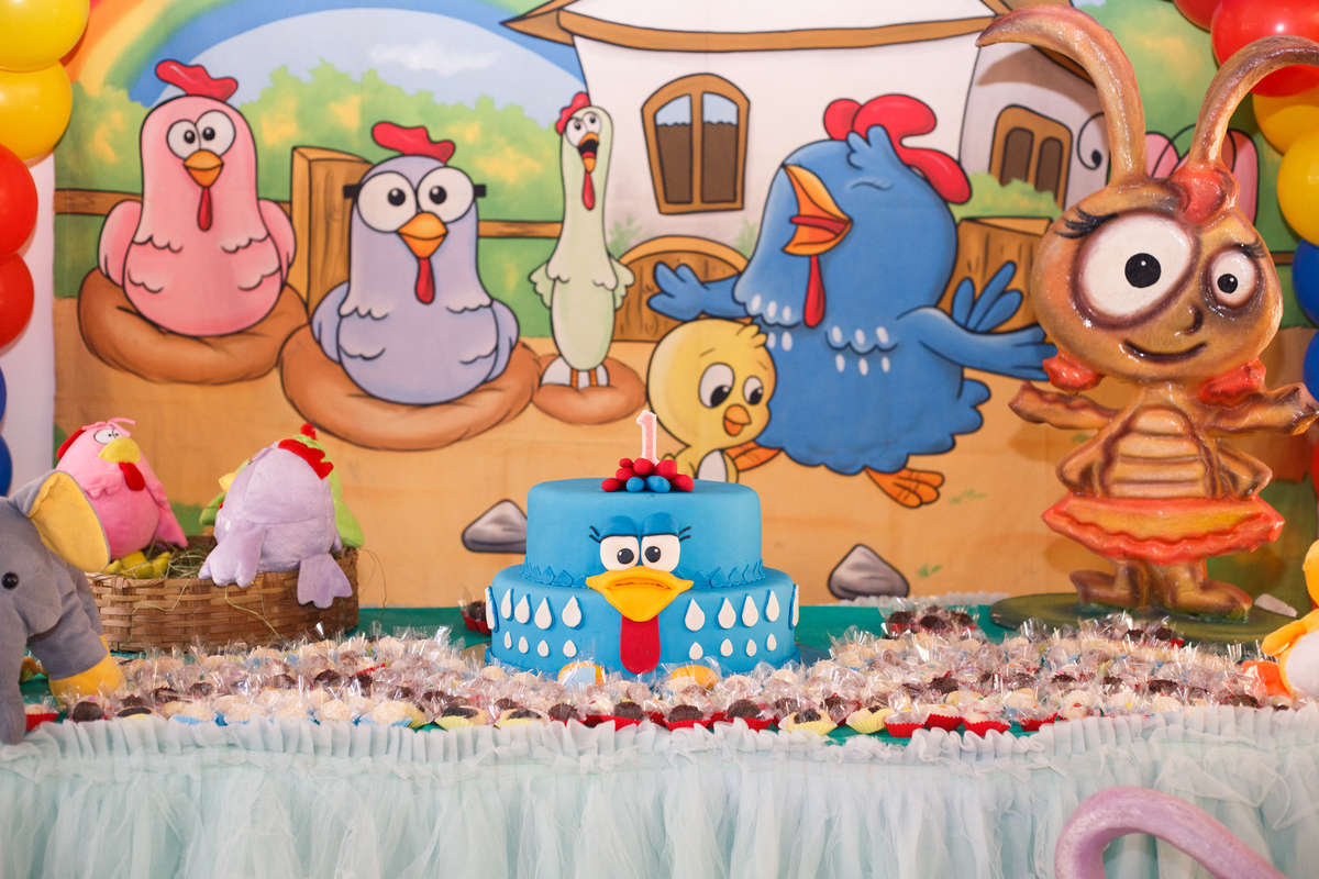 Mesa do bolo em aniversário infantil no tema galinha pintadinha.