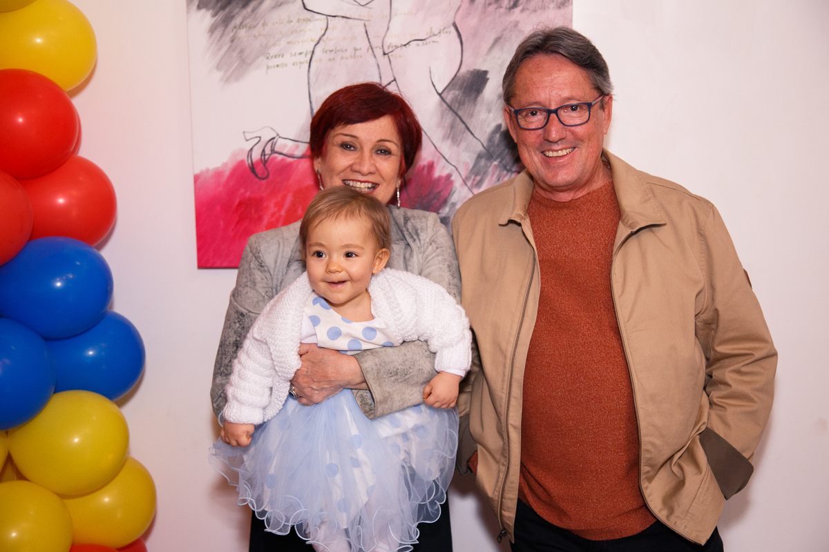 Avô e avó paternos posando para foto com sua neta em seu aniversário de 1 ano em Belo Horizonte.