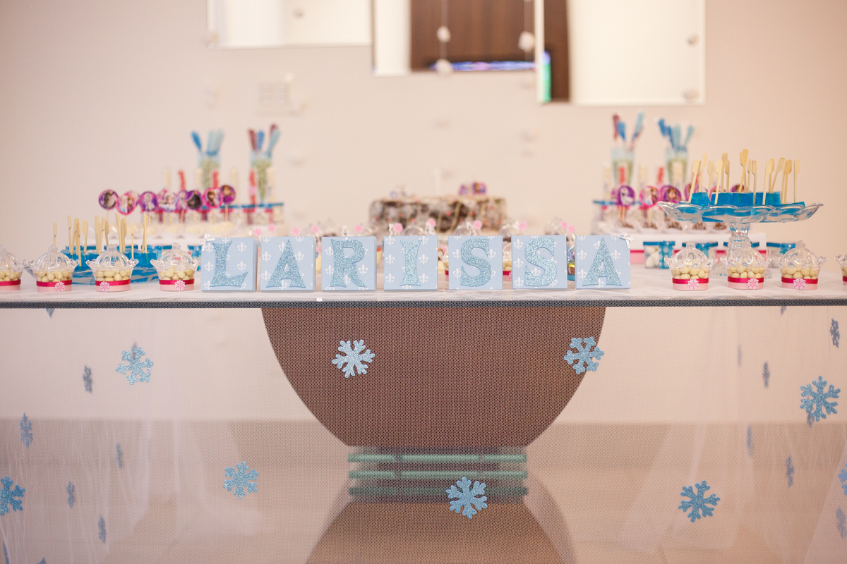 Mesa do bolo de aniversário infantil no tema Frozen.