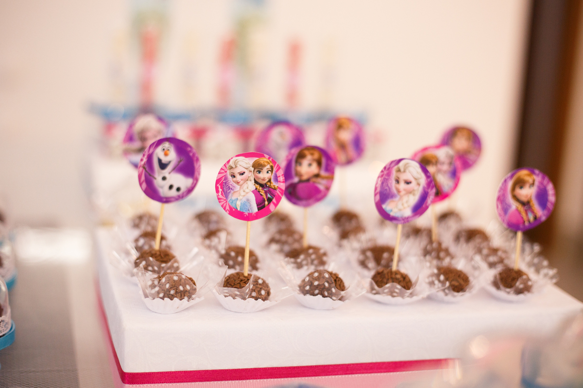 Detalhe da decoração de aniversário infantil no tema Frozen