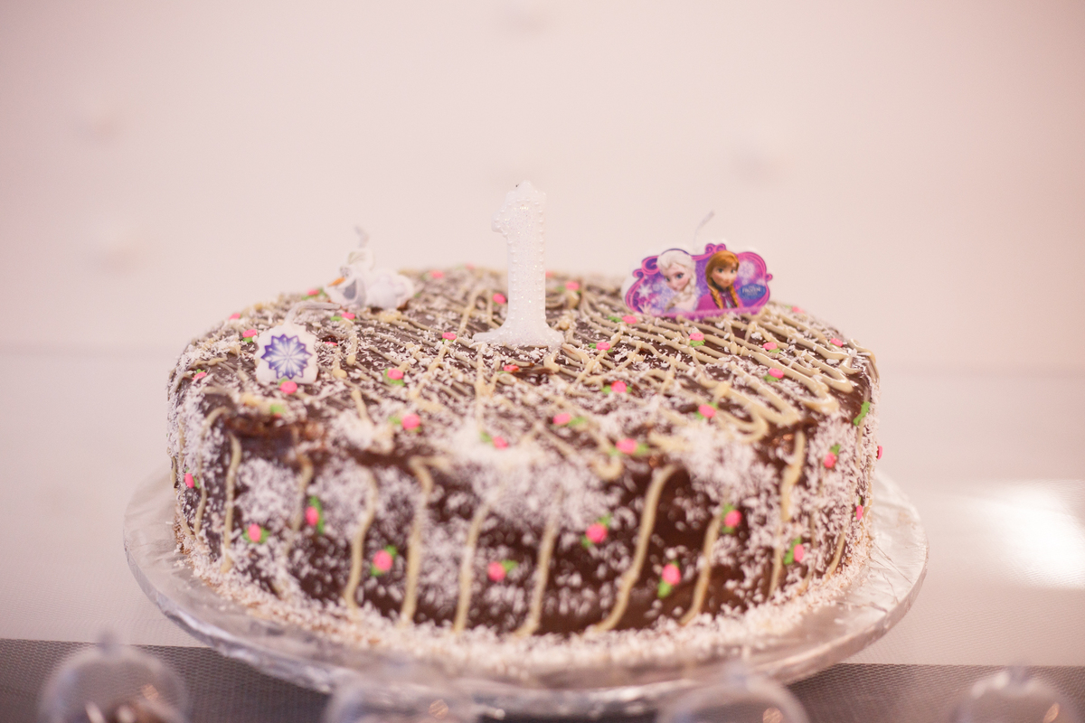 Detalhe do bolo de 1 ano em aniversário infantil intimista em Belo Horizonte.