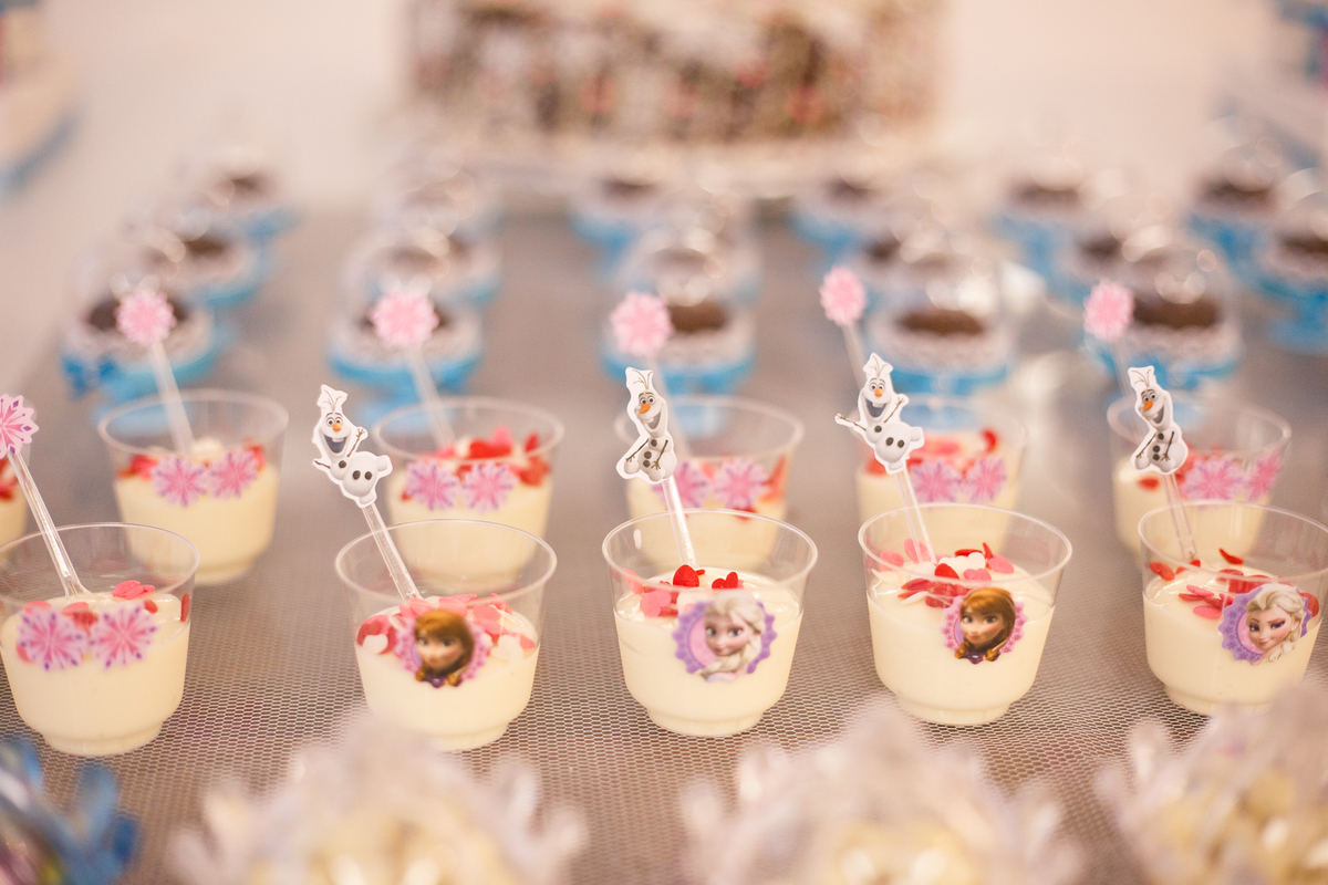 Detalhe dos doces e personalizados em aniversário infantil intimista.