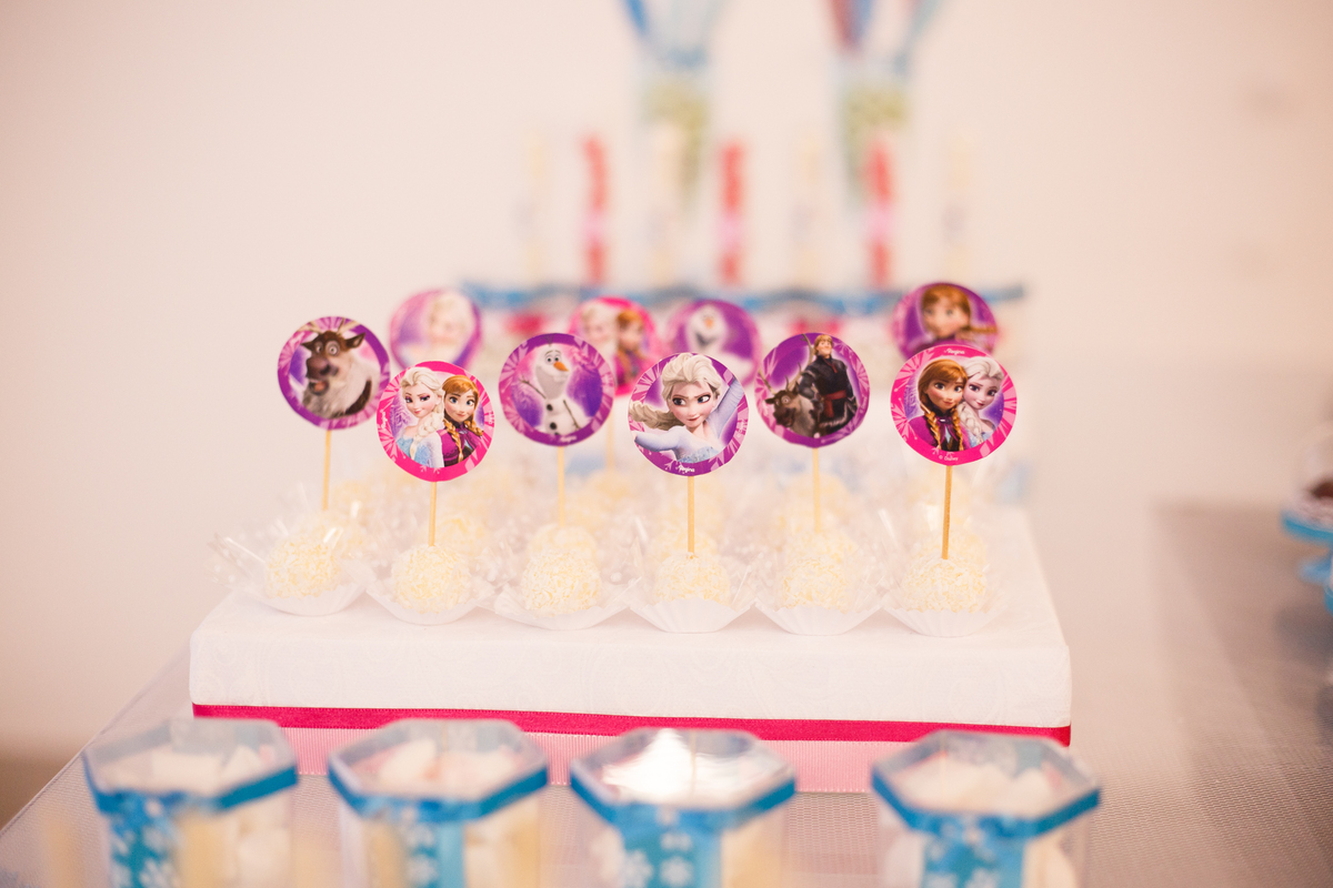 Detalhe dos doces personalizados em aniversário infantil.