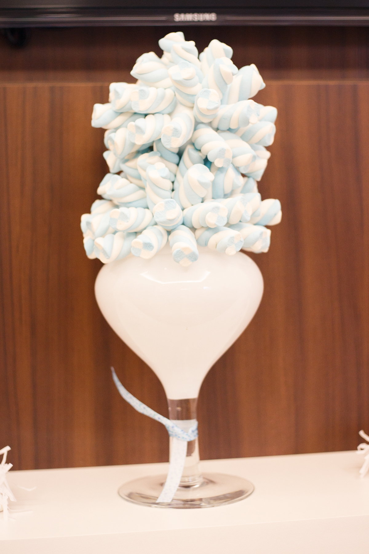 Balas e marshmellow decoradas no tema Frozen em aniversário infantil de 1 ano.