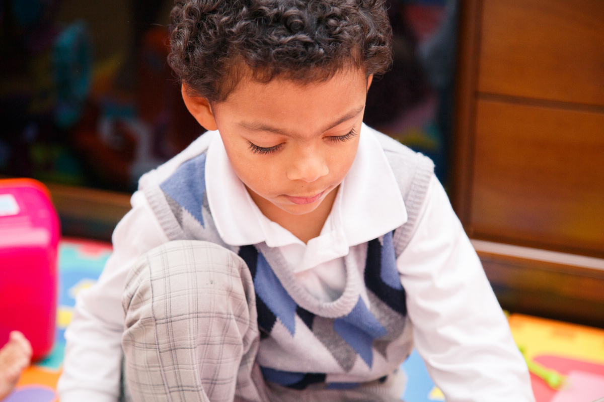 Criança brincando no quarto dos brinquedos em aniversário infantil de 1 ano.