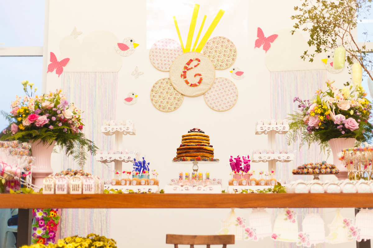 Mesa do bolo em um aniversário infantil de 1 ano no tema fazendinha.