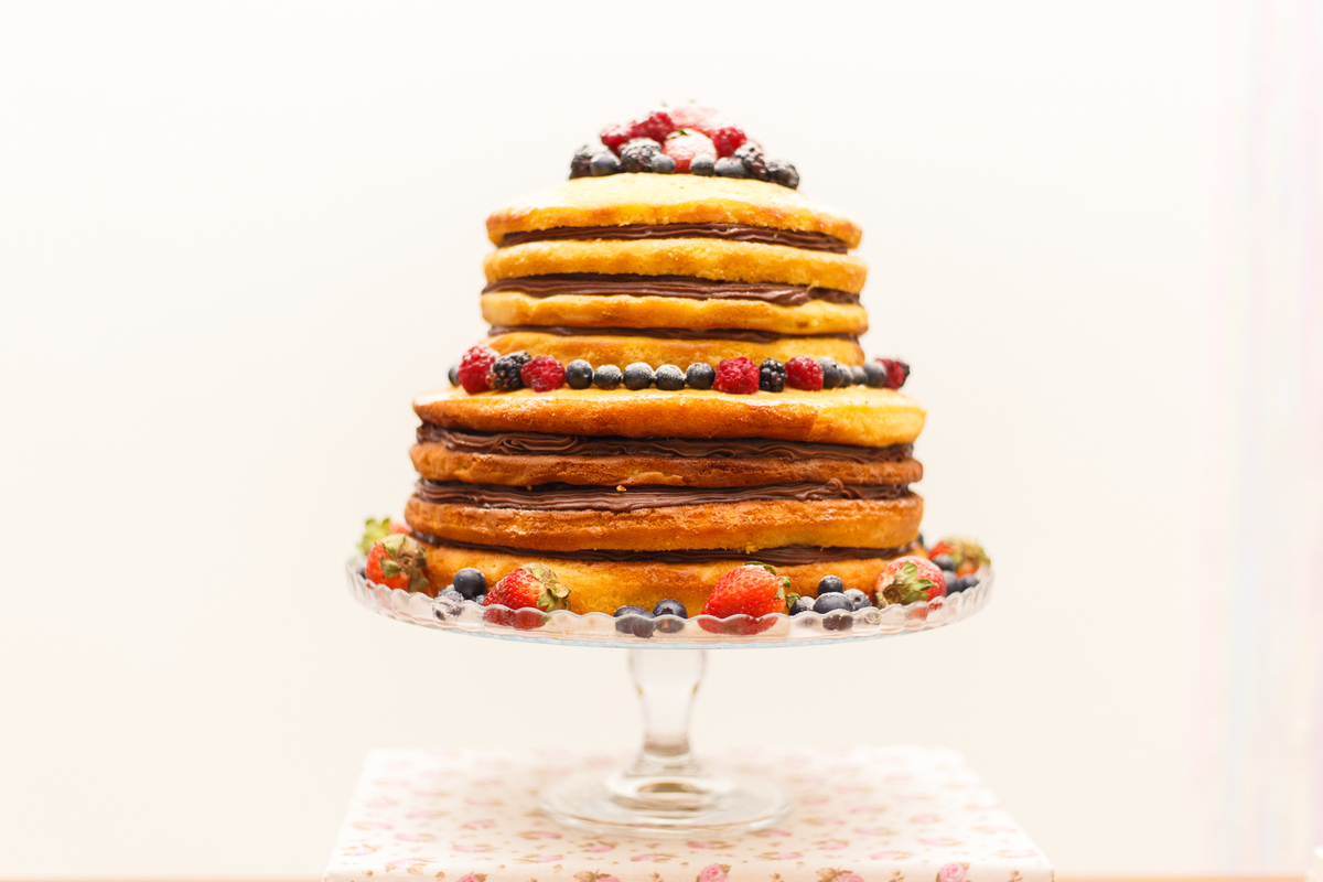 Detalhe do bolo de um aniversário infantil, no estilo naked cake.