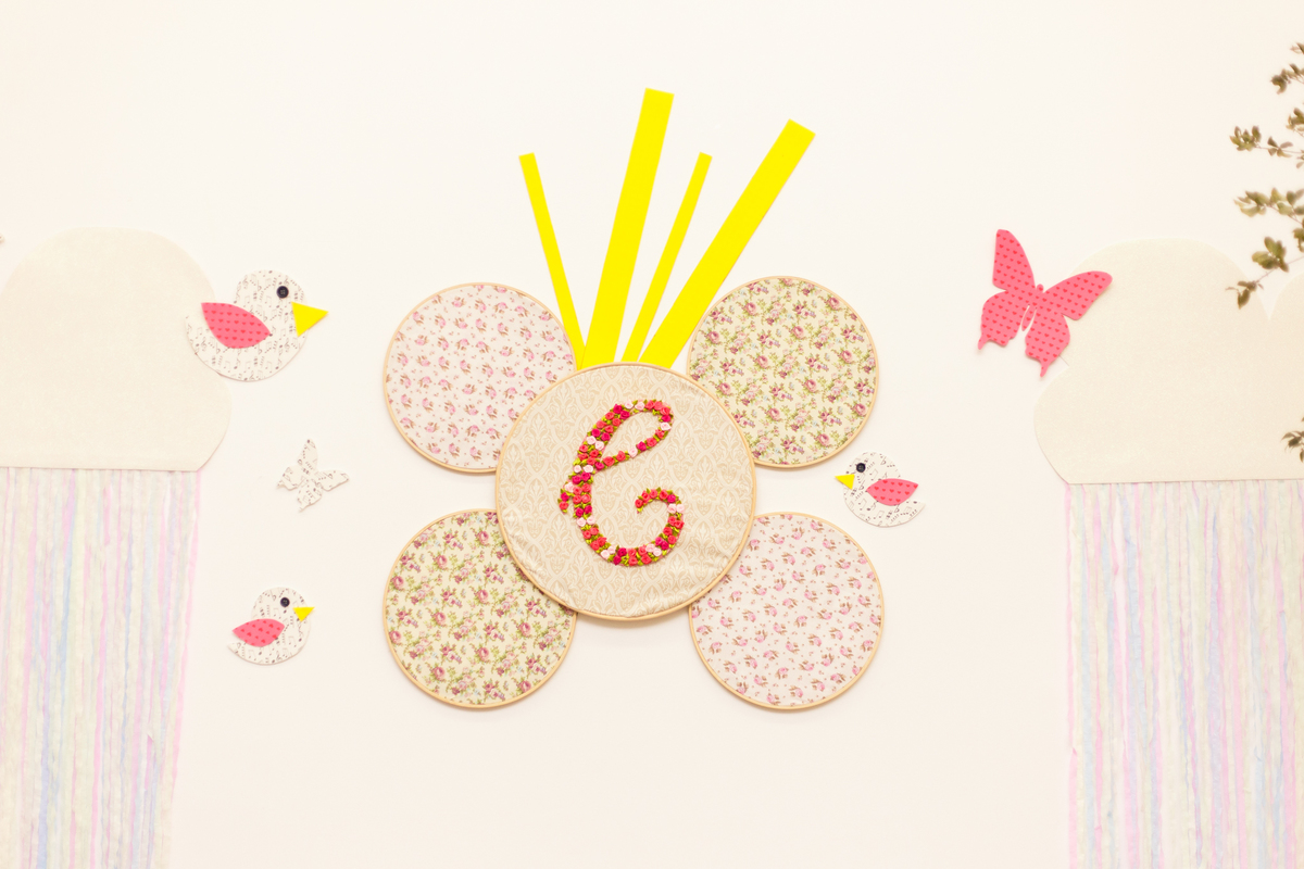 Detalhe do painel atrás da mesa do bolo de aniversário no tema fazendinha.