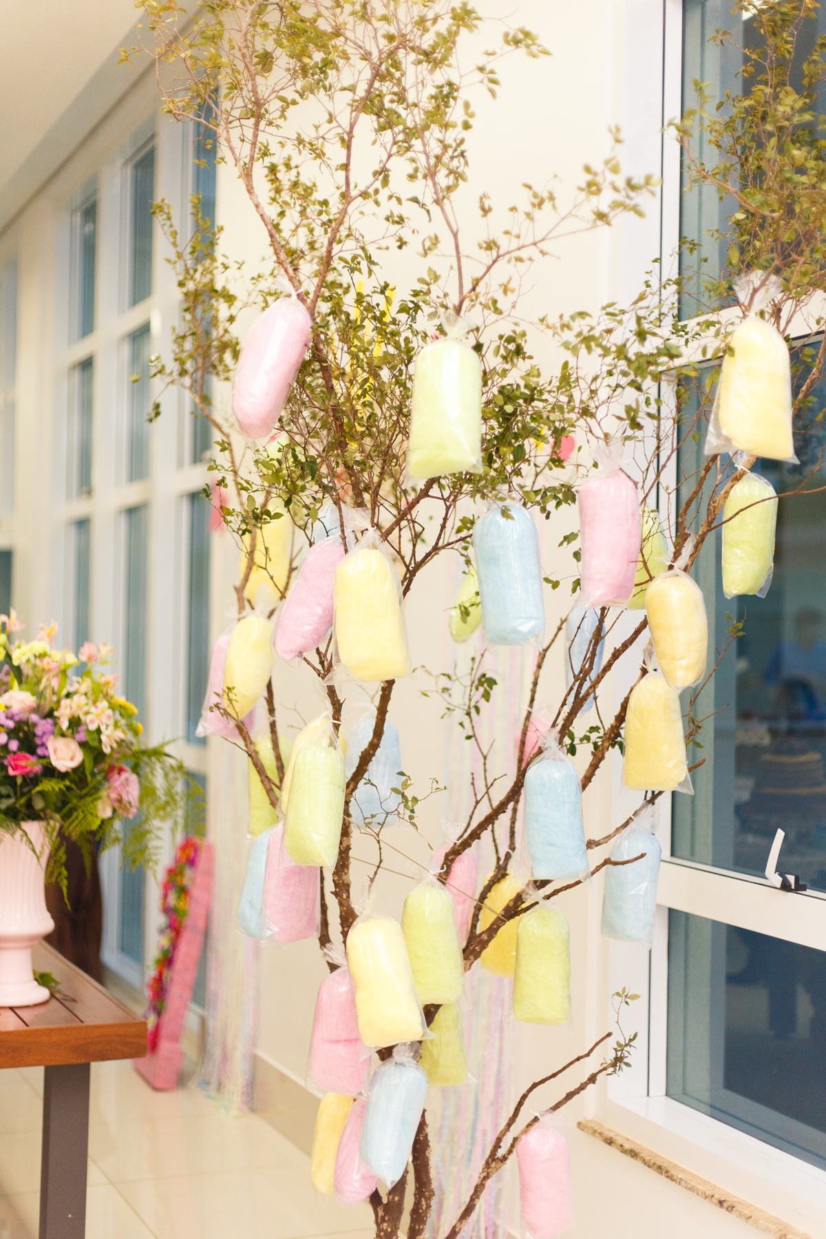 Árvore de algodão doce enfeitando o salão de festa de aniversário infantil.